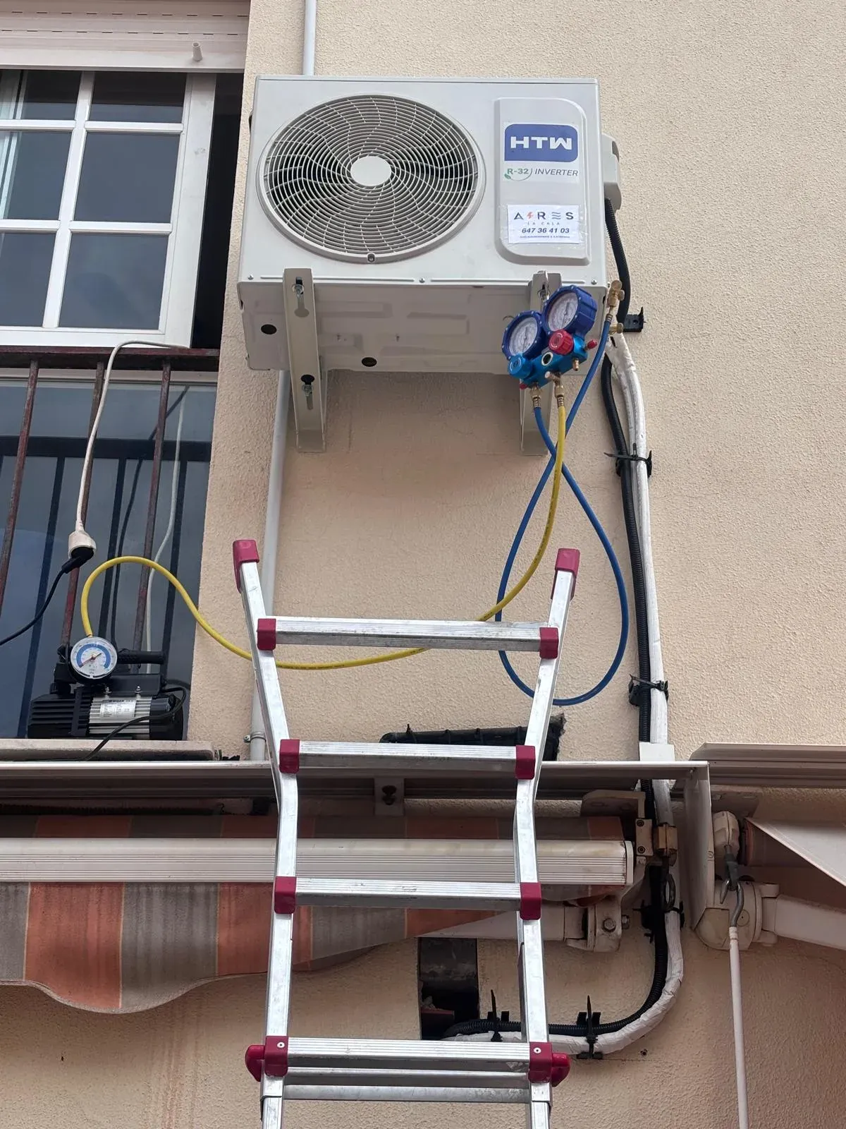 Carga de gas refrigerante con manómetros en la unidad exterior