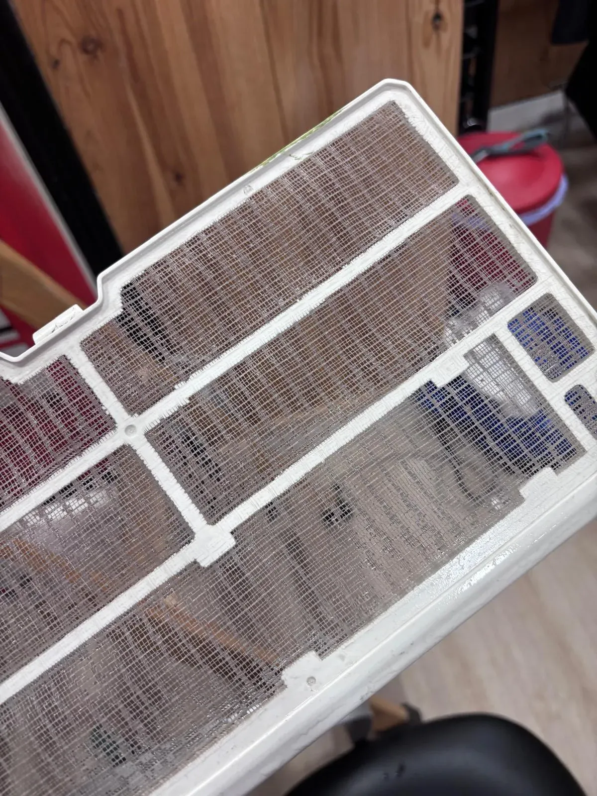 Limpieza de los filtros de un aire acondicionado durante el mantenimiento