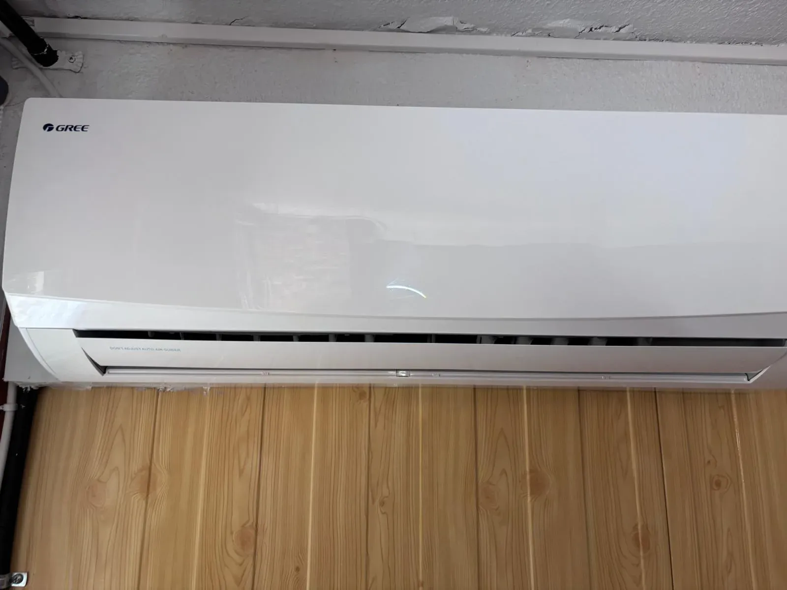 Split de aire acondicionado de pared funcionando tras la revisión